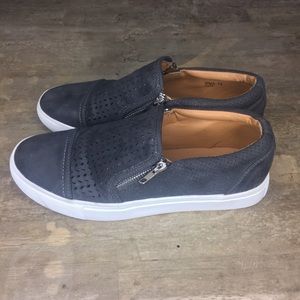 Report Women’s 7.5 Gray Slip-ons